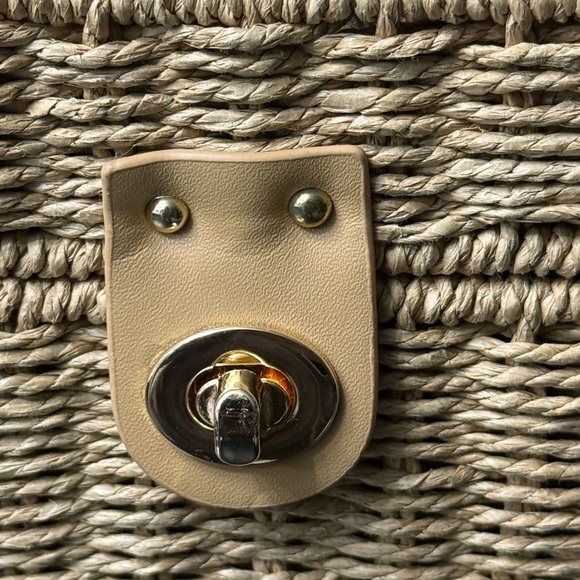 Commense Elegant Tan Woven Handbag - Picture 3 of 10